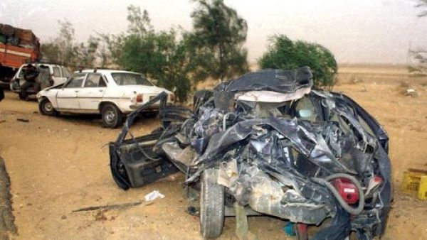 صورة من الارشيف لحطام سيارة في حادث في شمال القاهرة
