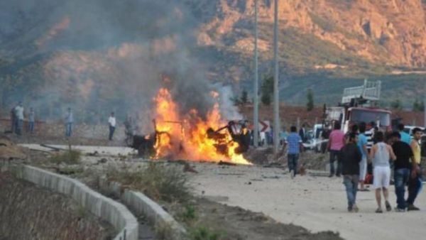 سيارة تحترق جراء انفجار في تونجلي
