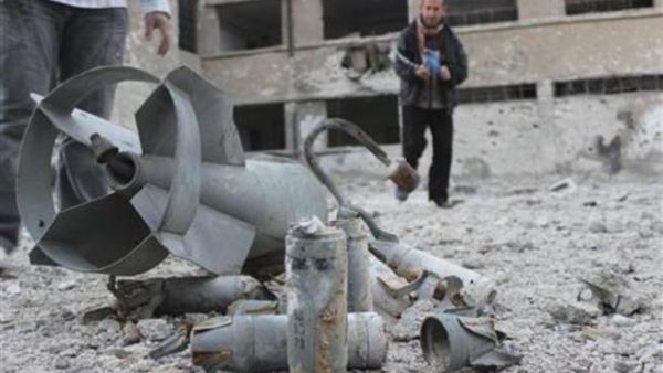 رجال بموقع انفجار في دمشق يوم 19 ديسمبر كانون الاول
