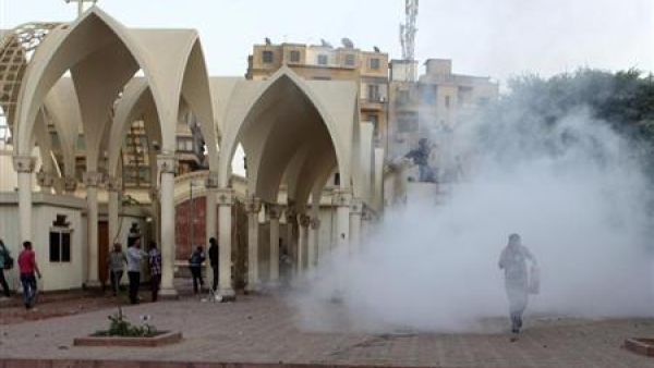 مسيحيون يهرعون الى داخل الكاتدرائية المرقسية بالعباسية يوم الاحد