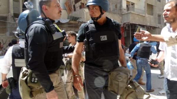 This photo taken on August 28, 2013, in the Eastern Ghouta area on the northeastern outskirts of Damascus, shows United Nations (UN) arms experts arriving to inspect a site suspected of being hit by a deadly chemical weapons attack the previous week. (AFP)