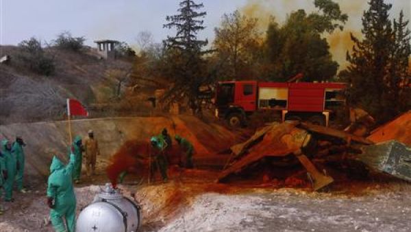 خبراء ومهندسون يتخلصون من مواد كيماوية سامة كانت بحيازة النظام السابق في طرابلس