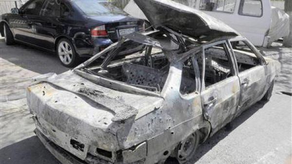 سيارة لحقت بها اضرار بعد قصف قرب السفارة الصينية في دمشق يوم الاثنين
