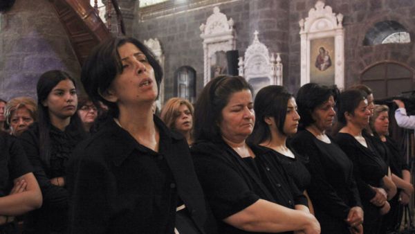 ارشيف/ نساء يصلين داخل كنيسة في دمشق