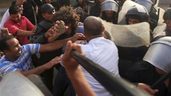 شرطة مكافحة الشغب تحاول التفريق بين محتجين واسلاميين في القاهرة
