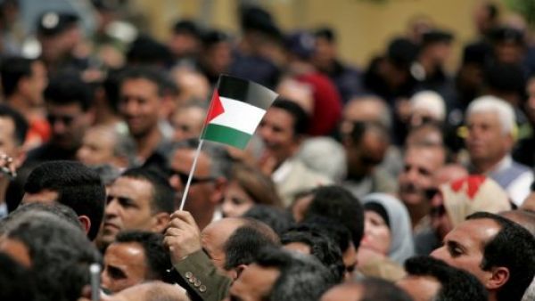 فلسطينيون يتظاهرون امام مقر رئاسة الحكومة في رام الله
