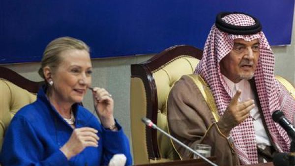 وزيرة الخارجية الامريكية هيلاري كلينتون ووزير الخارجية السعودي الامير سعود الفيصل في مؤتمر صحفي بالرياض 
 وزيرة الخارجية الامريكية هيلاري كلينتون ووزير الخارجية السعودي الامير سعود الفيصل في مؤتمر صحفي بالرياض