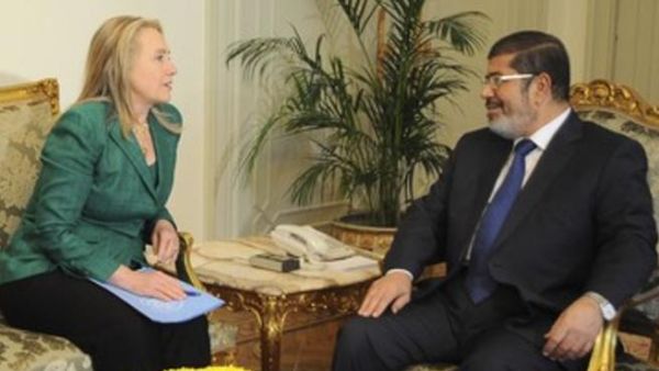 الرئيس المصري محمد مرسي ووزيرة الخارجية الاميركية هيلاري كلينتون في اجتماعهما الذي سبق الاعلان عن التهدئة