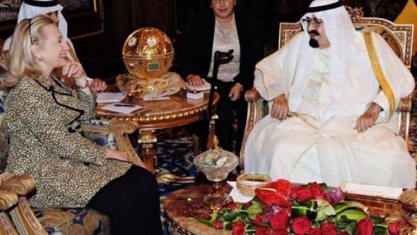 وزيرة الخارجية الامريكية هيلاري كلينتون والعاهل السعودي الملك عبدالله بن عبدالعزيز
 وزيرة الخارجية الامريكية هيلاري كلينتون والعاهل السعودي الملك عبدالله بن عبدالعزيز
