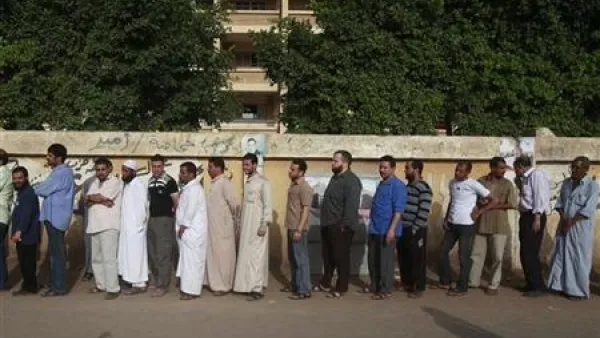 ناخبون مصريون يصطفون أمام مركز اقتراع بقرية شرقي القاهرة
