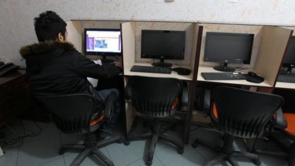 Egyptian security forces have caught a saboteur that damaged a cable disrupting internet services 