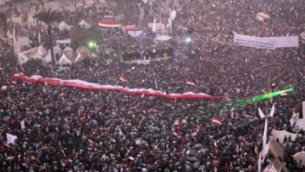 متظاهرون ضد الرئيس المصري محمد مرسي في ميدان التحرير يوم الجمعة
