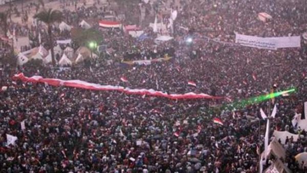 متظاهرون ضد الرئيس المصري محمد مرسي في ميدان التحرير يوم الجمعة
