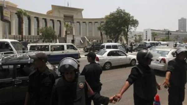 قوات الامن تفرض طوقا أمنيا حول المحكمة الدستورية العليا في القاهرة 
