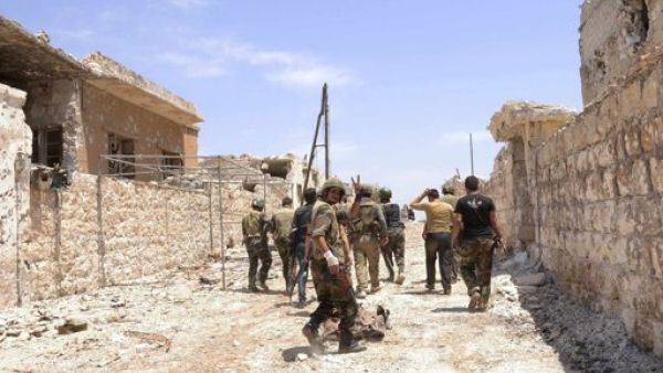 جنود من القوات النظامية السورية في ضهرة عبدربه في حلب