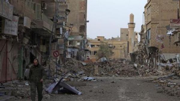 شارع اضير جراء القصف في دير الزور بسوريا
