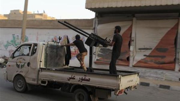 مقاتل من الجيش السوري الحر يصوب مدفعا رشاشا مضادا للطائرات في دير الزور 
