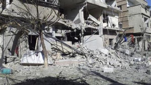 مبنى دمره قصف جوي لقوات بشار الأسد في الدوما بالقرب من دمشق