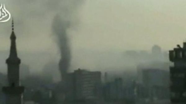 لقطة من تسجيل فيديو تظهر سحابة دخان تتصاعد من مجمع قيادة الاركان بدمشق عقب الهجوم