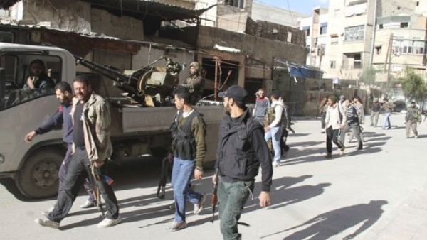 مقاتلون من الجيش الحر في شارع سيد مقداد في دمشق