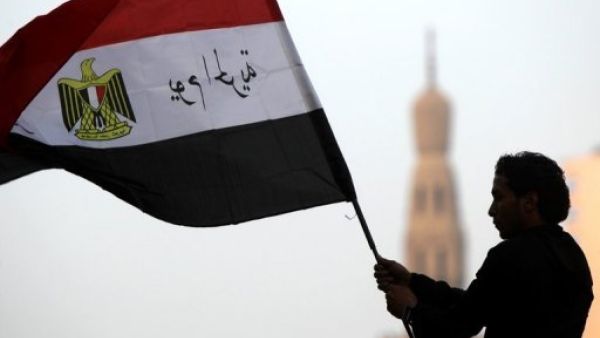 شاب مصري يحمل علم بلاده 