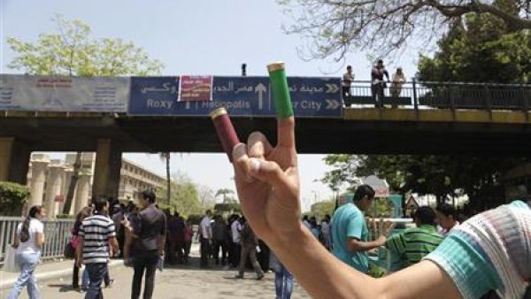 محتج يعرض فوارغ طلقات خرطوش قيل انها استخدمت من قبل مجهولين لفض اعتصام لمعارضين للمجلس العسكري الحاكم في مصر قرب وزارة الدفاع بالقاهرة محتج يعرض فوارغ طلقات خرطوش قيل انها استخدمت من قبل مجهولين لفض اعتصام لمعارضين للمجلس العسكري الحاكم في مصر قرب وزارة الدفاع بالقاهرة