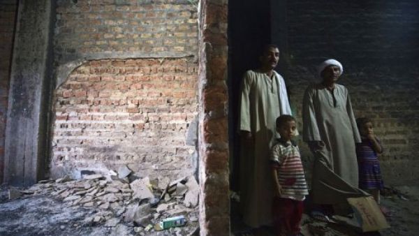 افراد عائلة مصرية داخل منزلهم في دلجا الذي احرقه اسلاميون
