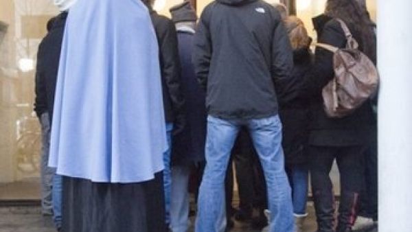 صحفيون ومتفرجون خارج محكمة في ارهوس بالدنمارك