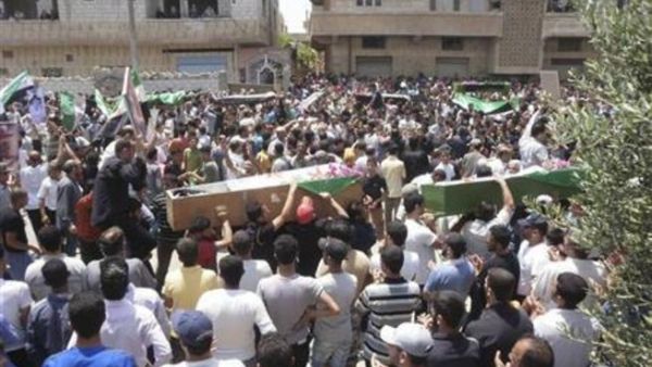 سوريون يشيعون جنازة اشخاص يقول محتجون انهم قتلوا على يد قوات تابعة للرئيس السوري بشار الاسد في درعا يوم الثلاثاء 
