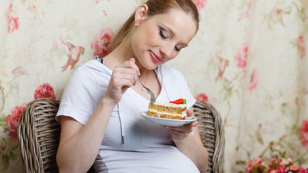 يجب على المرأة الحامل الإقلال عن السكريات والحلويات المصنعة