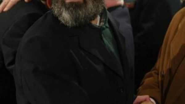 مصطفى الديراني عند وصوله الى بيروت بعد صفقة تبادل الاسرى مع اسرائيل في كانون الثاني/يناير 2004
