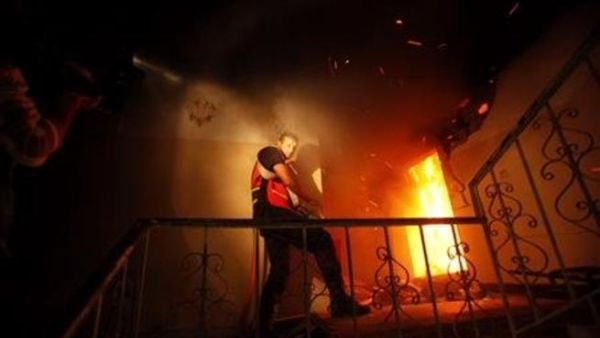 رجل اطفاء يحاول اخماد نيران اشتعلت في مبنى تعرض لغارة اسرائيلية في غزة