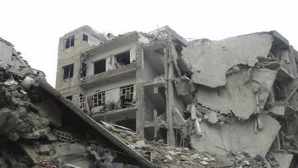 لقطة لبعض الدمار الذي أحدثته غارة جوية لمقاتلات تابعة للأسد في دوما قرب دمشق 
