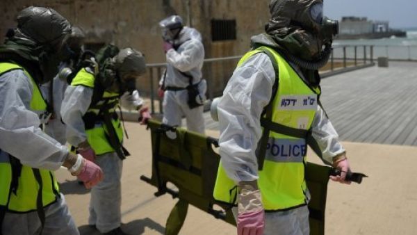 منقذون اسرائيليون خلال عمليات اخلاء وهمية في تل ابيب