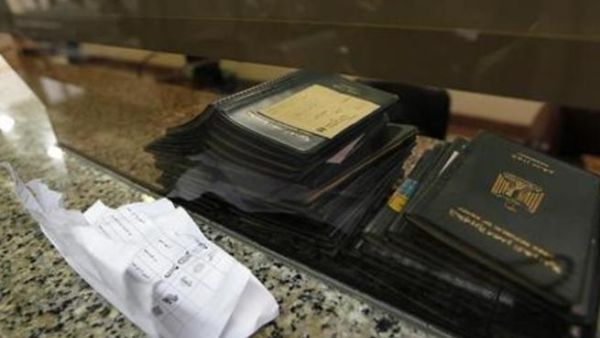 جوازات سفر بصورة التقطت داخل القنصلية المصرية في دبي
