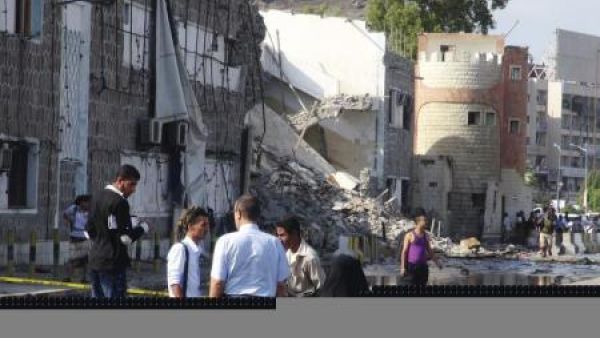 اناس يتجمعون في موقع تفجير استهدف مجمعا للشرطة في عدن جنوب اليمن
