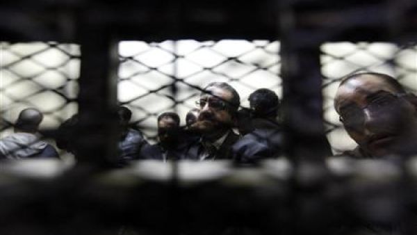 نشطاء مصريون متهمون في قضية التمويل الاجنبي داخل قاعة محكمة بالقاهرة يوم الاحد
