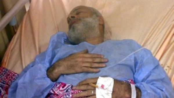 المحامي محمد فاروق حسن في المستشفى بعد محاولته الانتحار