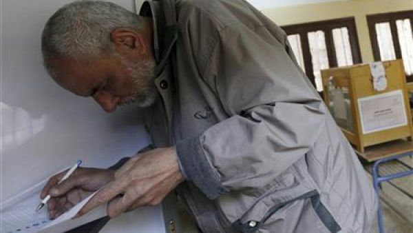 ناخب يدلي بصوته في الانتخابات البرلمانية المصرية في شبرا
