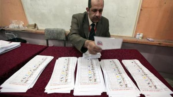 مسؤول يفحص اوراق الاقتراع في الجولة الاولى لانتخابات الرئاسة المصرية
