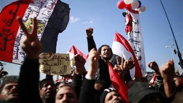 متظاهرون يطالبون المجلس العسكري في مصر بتسليم السلطة للمدنيين 
