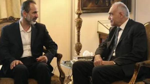 وزير الخارجية المصري محمد كامل عمرو (الى اليمين) يستقبل معاذ الخطيب رئيس الائتلاف الوطني السوري في القاهرة
