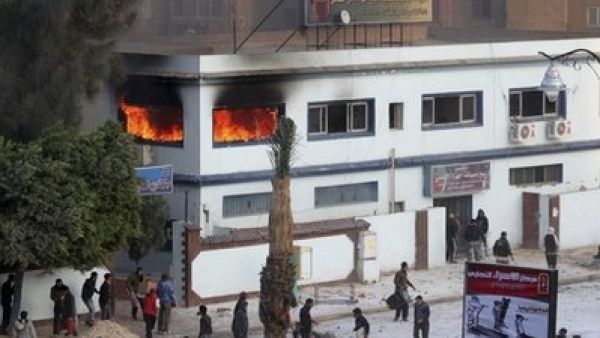 مركز للدفاع المدني اضرم متظاهرون النار فيه بمدينة السويس