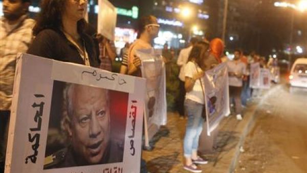 نشطاء الميدان الثالث أثناء احتجاج لهم في ميدان سفنكس بالقاهرة يوم الأربعاء