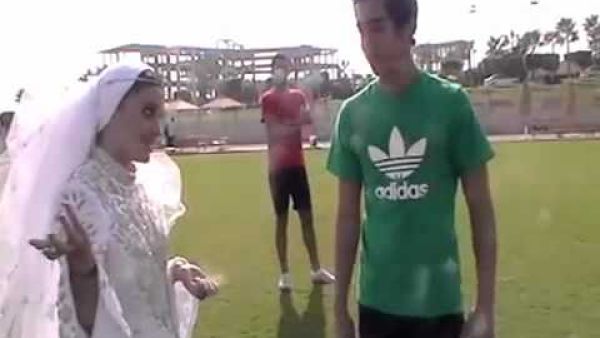 مصرية تطلب يد حبيبها للزواج 