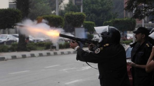 Egyptian police fired tear gas on student protesters at Egypt's Al Azhar Monday (Tarek Wajeh/AFP)