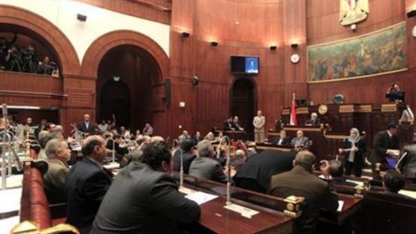 أعضاء اللجنة التأسيسية في مصر يناقشون المسودة النهائية للدستور الجديد بالقاهرة
