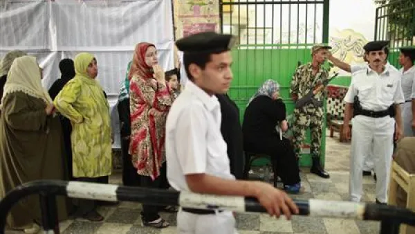 ناخبات ينتظرن في الطابور للادلاء بأصواتهن في مركز اقتراع بالقاهرة
