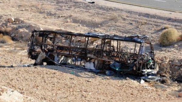 حافلة محترقة اثر احد هجمات ايلات