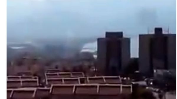 لقطة تظهر ما يبدو انها لحظة سقوط وانفجار احد الصاروخين في ايلات